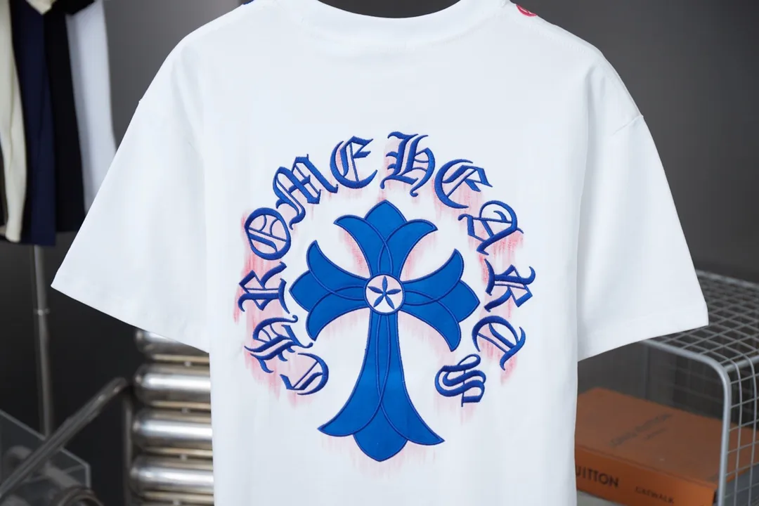 🅿️200 Ch*ome Hearte 25SS early spring new style, appliqué embroidered heart cross short sleeves, light luxury, essential item for daily commuting for men and women, correct version, welcome to compare, detailed features · 320g 100% pure cotton double yarn jersey fabric · Custom dyed in the same vat, special thickened 32 count double strand 1X1 thread · Imported Tajima machine embroidery tatami embroidery ➕ blue canvas appliqué embroidery ➕ hand-painted graffiti printing · double-needle stitching across seams · original main mark washed tag brand moisture-proof paper packaging Color: black/white Size: S/M/L/XL